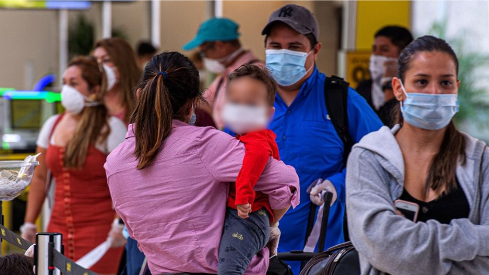 Al menos 40 migrantes fueron detenidos en un solo día en aeropuertos de EU, reporta NBC