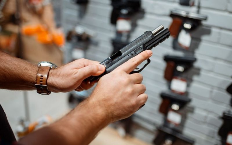 Desmantelan en EU red de tráfico de armas a México