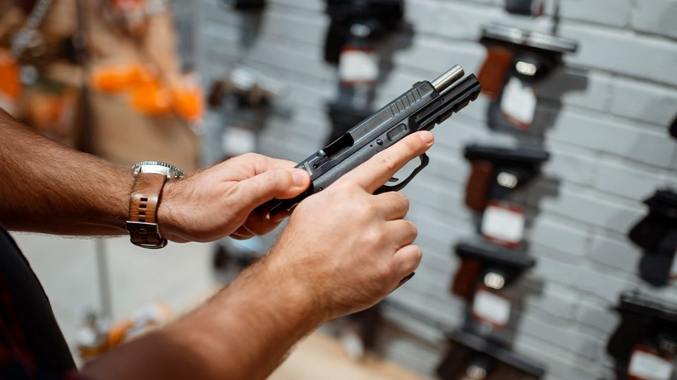 Desmantelan en EU red de tráfico de armas a México