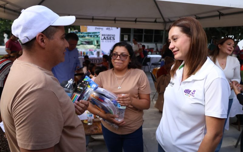 Encabeza Fernando Orozco Brigada de Útiles Escolares