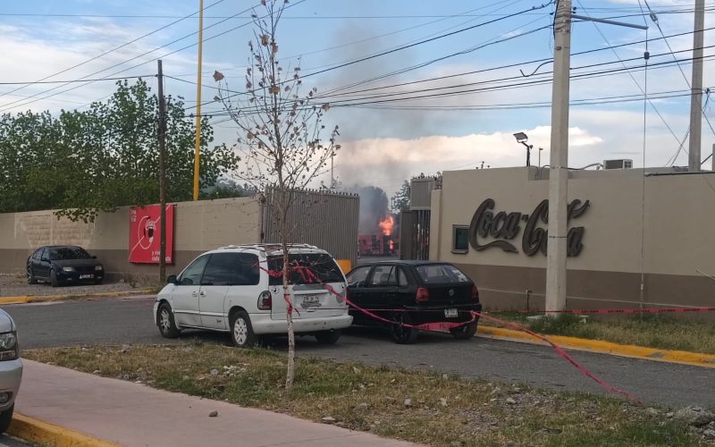 Desata pánico incendio de pipa de gas en refresquera