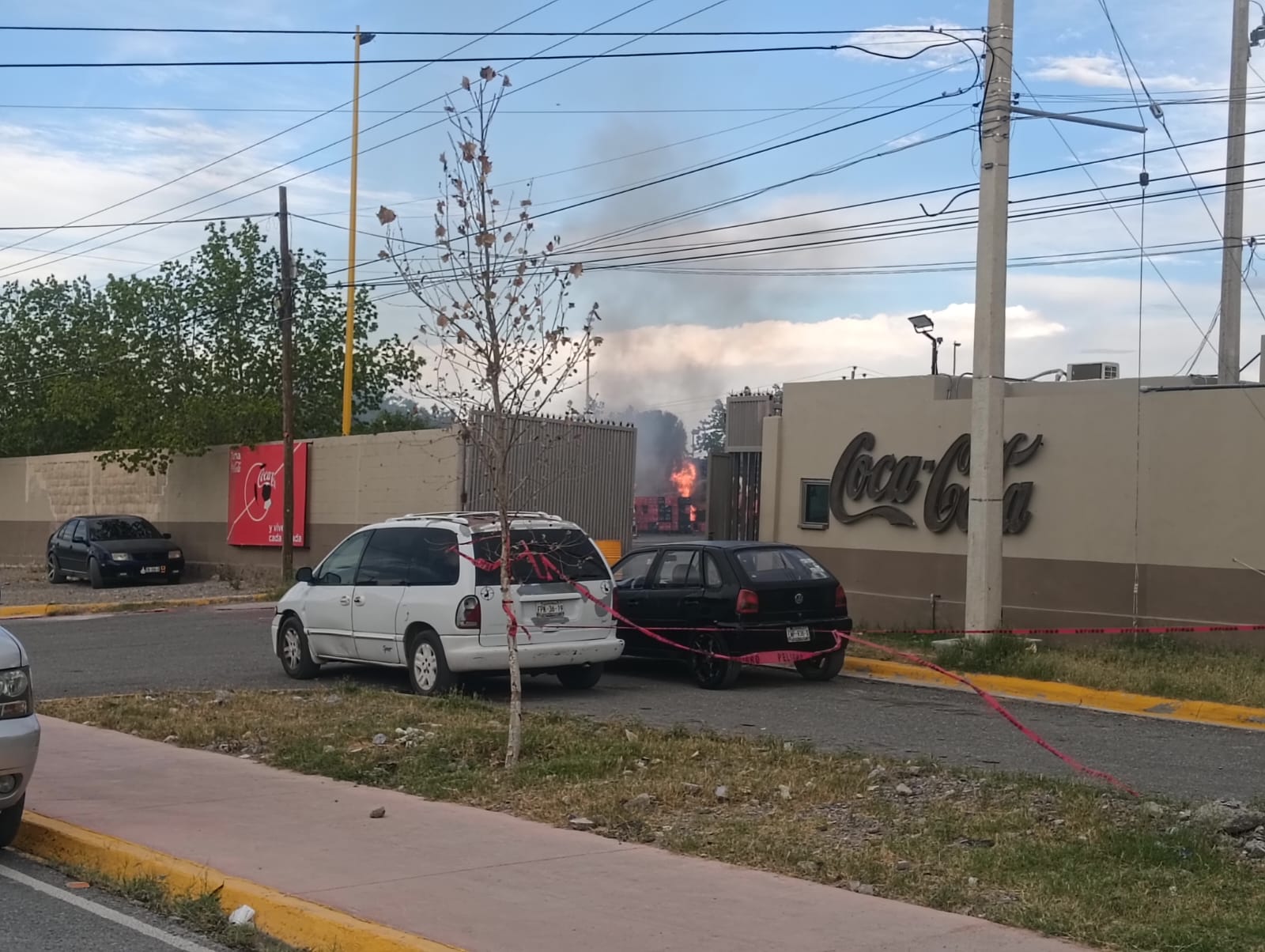 Desata pánico incendio de pipa de gas en refresquera