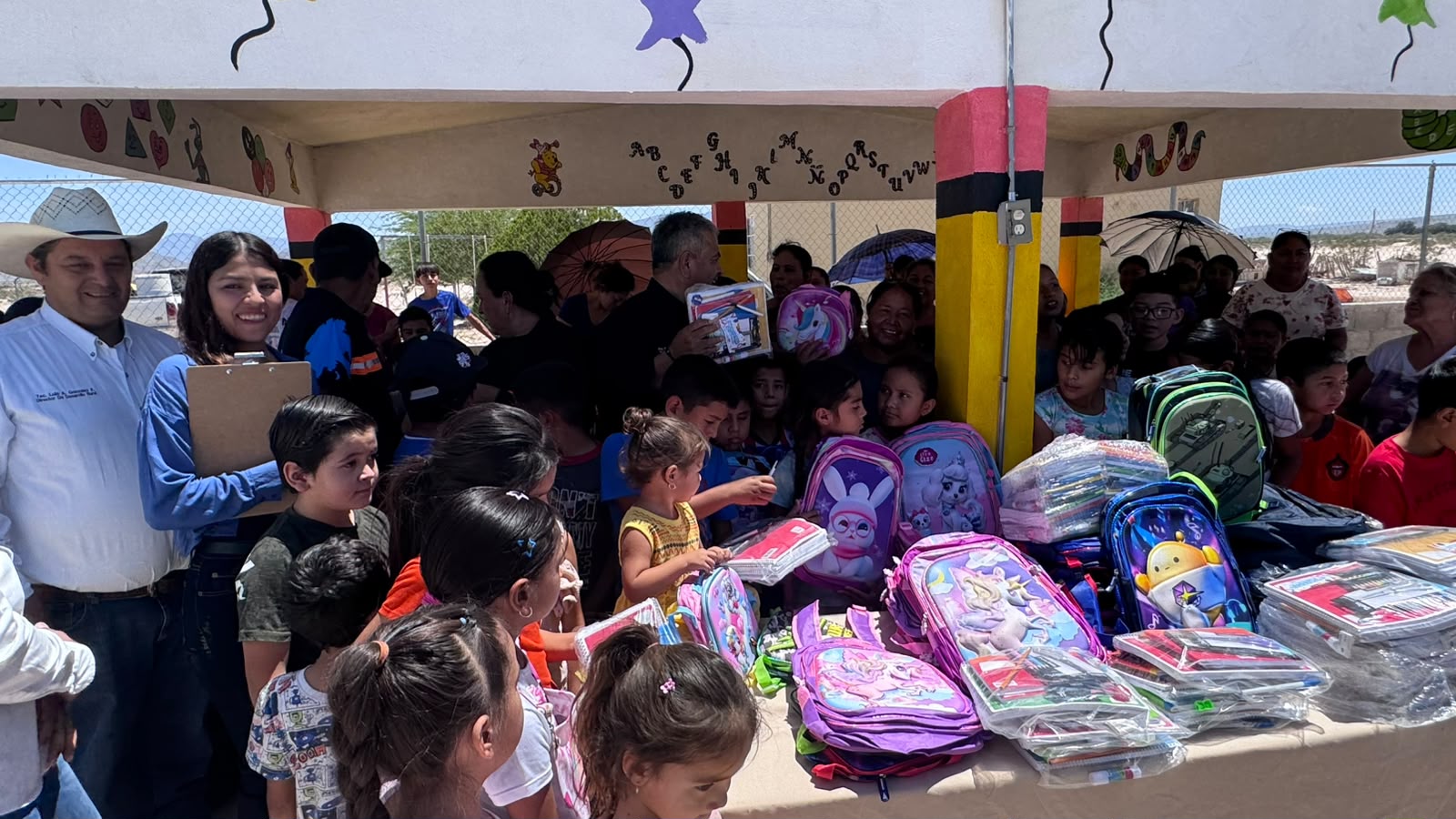 FORTALECE VÍCTOR LEIJA Y FUNDACIÓN LM EDUCACIÓN EN COMUNIDADES RURALES CON ENTREGA DE ÚTILES ESCOLARES