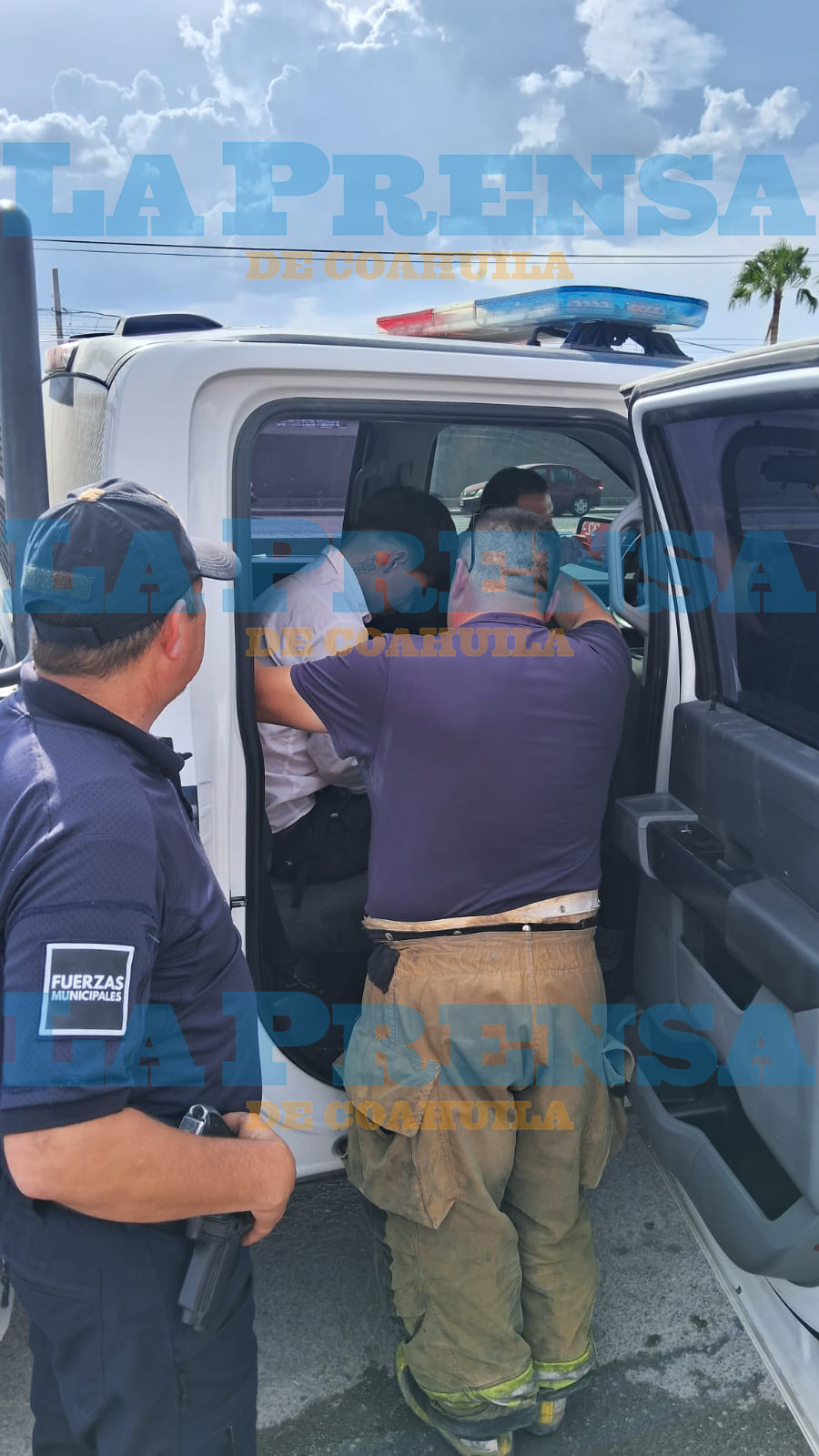 Obrero rescata a joven que intentaba arrojarse de un puente en Monclova