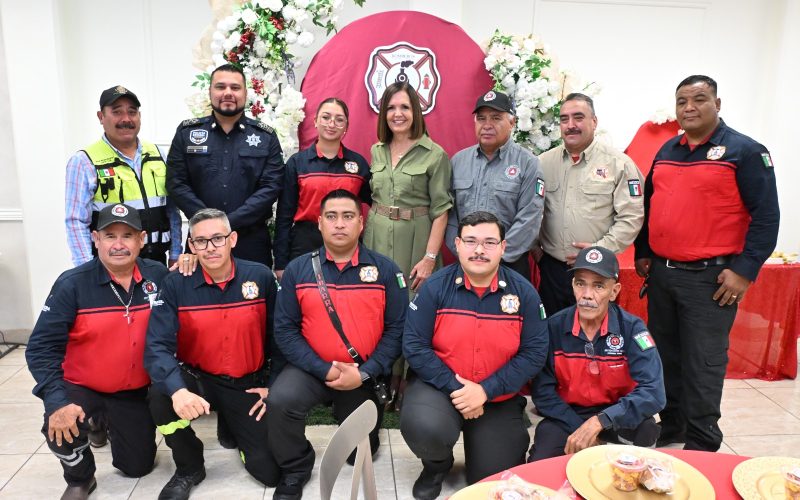 Rinden homenaje a bomberos en su día