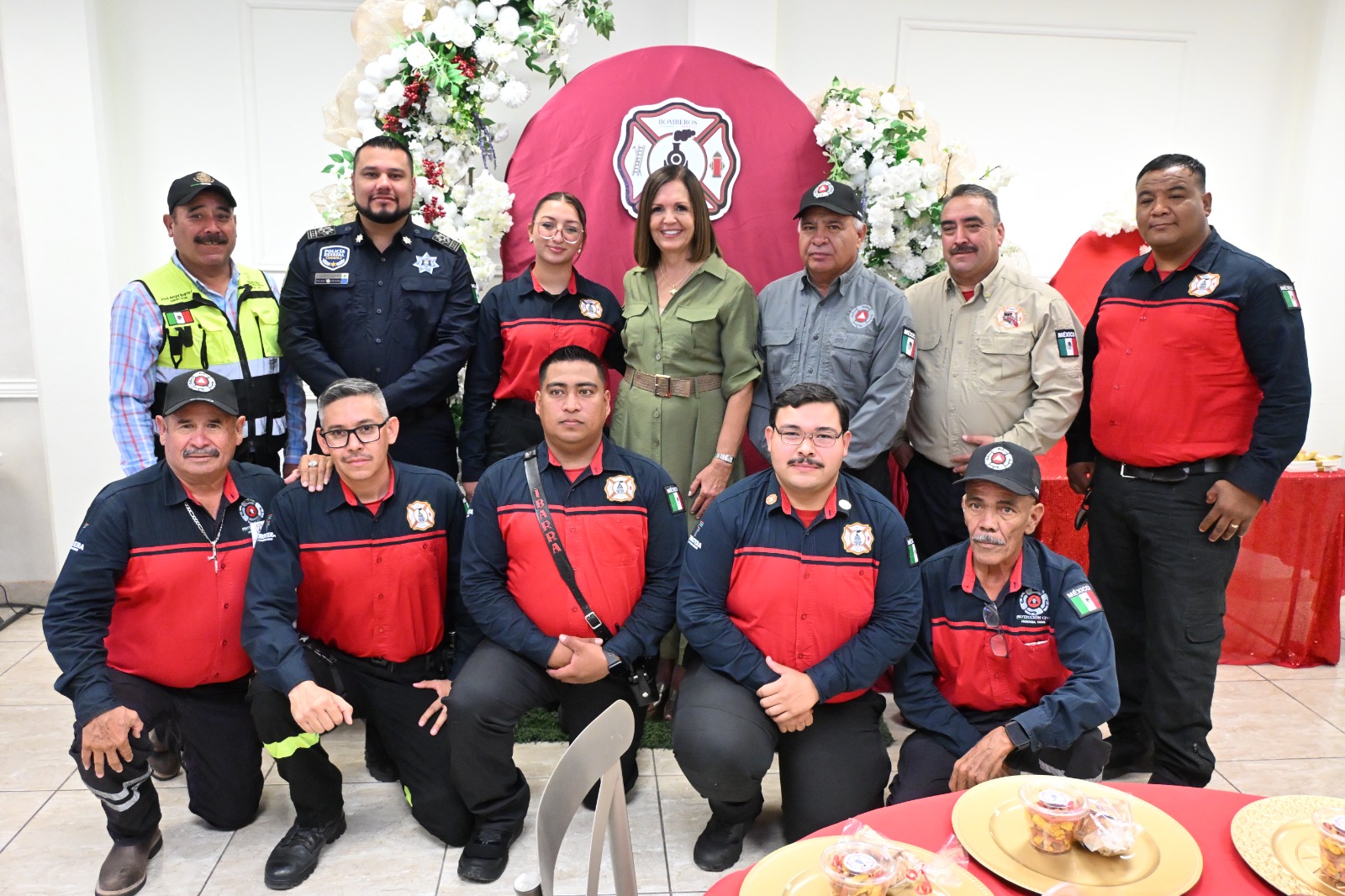Rinden homenaje a bomberos en su día