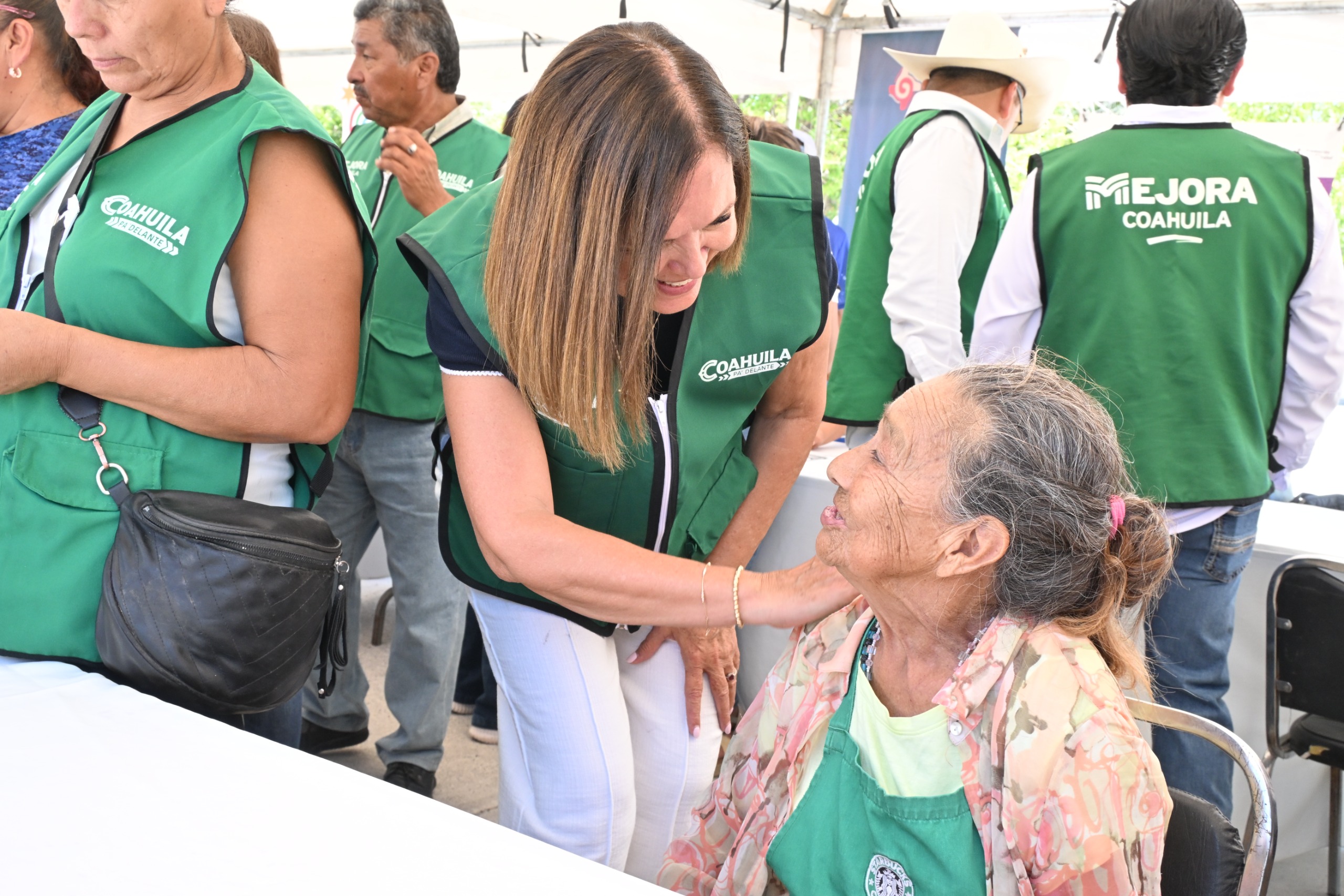 Benefician a familias de Frontera con Brigada de Salud Mejora