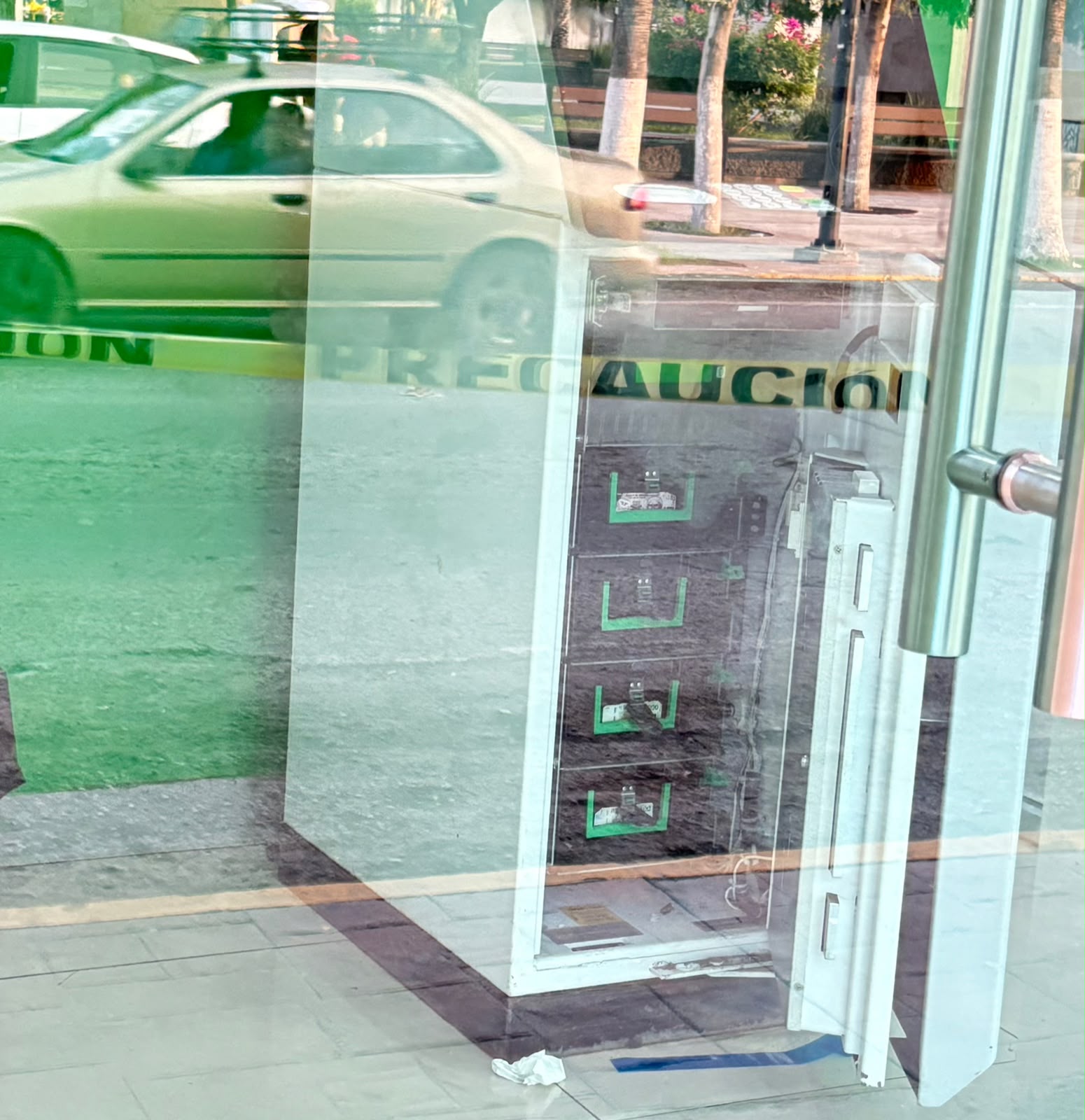 Dejan expuesto dinero en cajero durante 12 horas