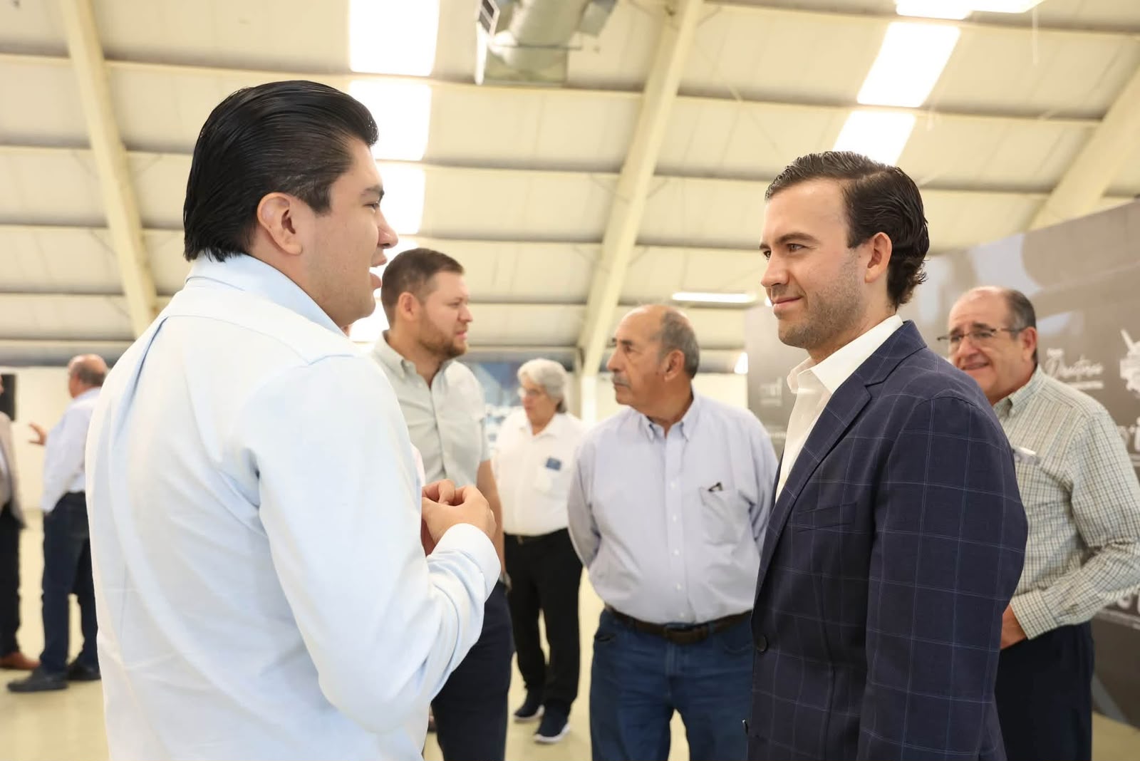 Dialoga Gabriel Elizondo con empresarios de CANACINTRA