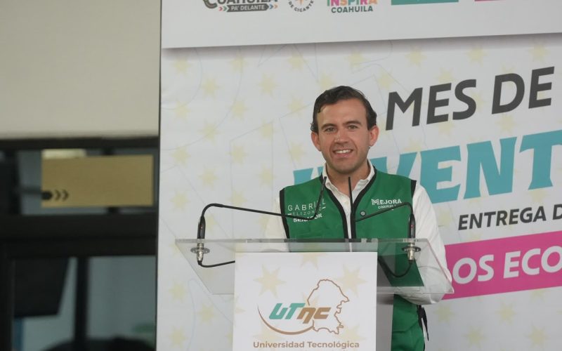 Entrega las becas de “Jóvenes Pa’ Delante”