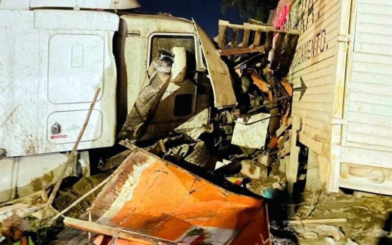 Mueren dos al impactar con tráiler