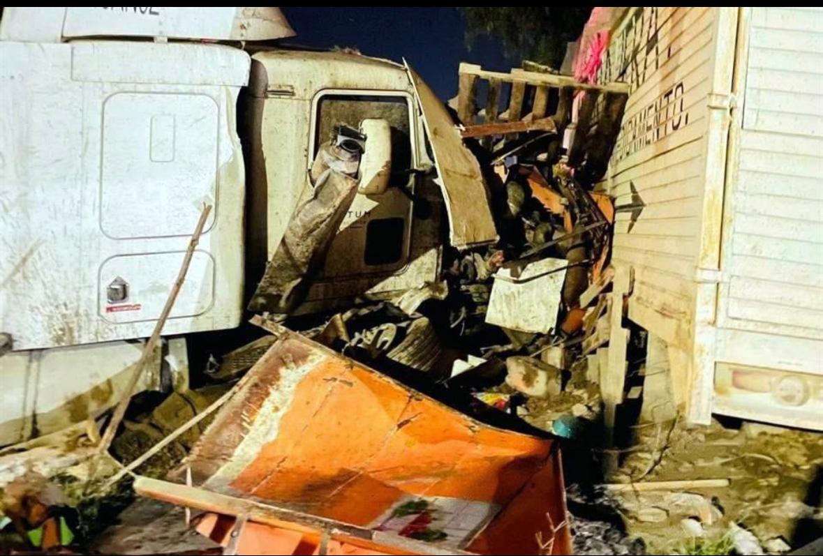 Mueren dos al impactar con tráiler