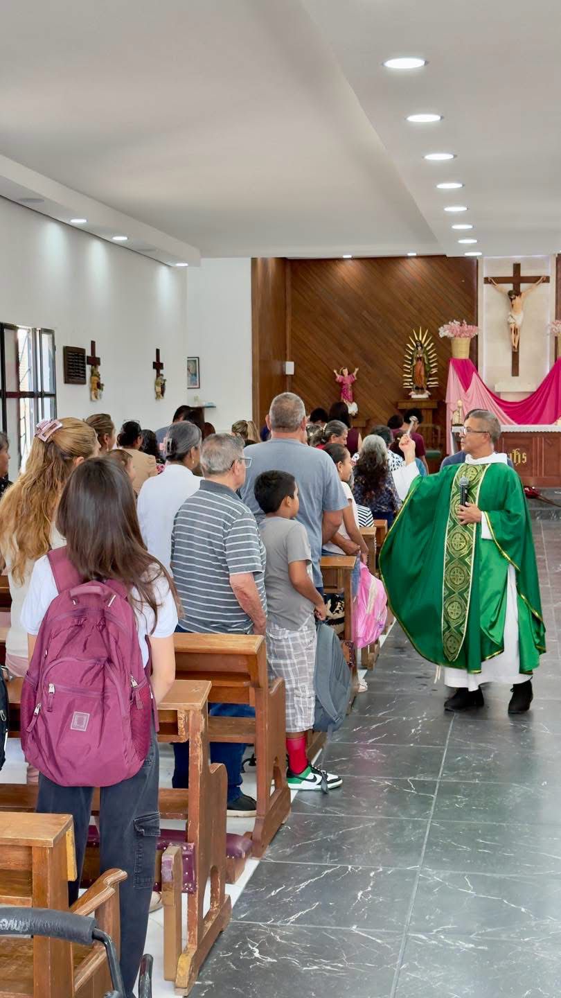 Familias acuden a la bendición de mochilas