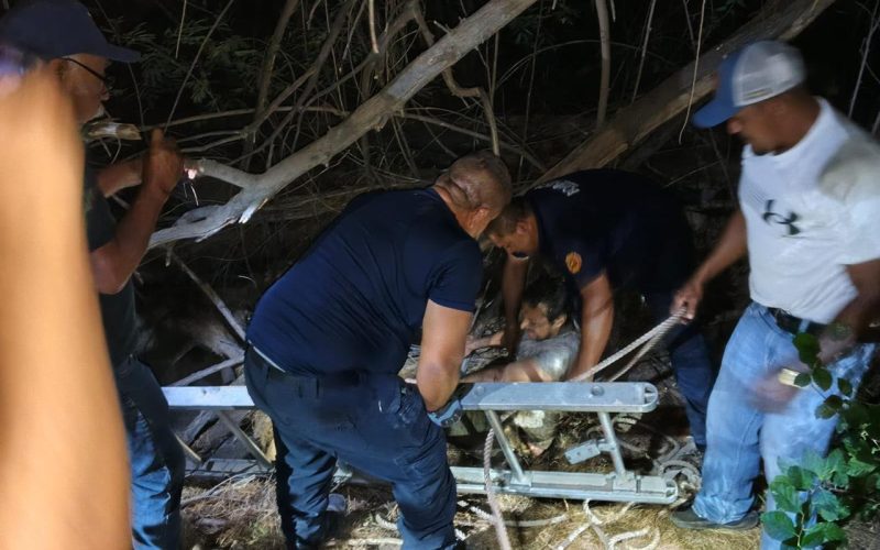 Rescatan a hombre de una fosa profunda