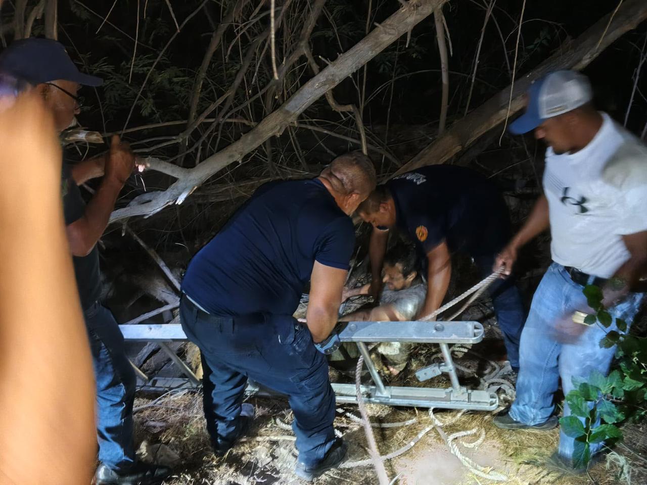Rescatan a hombre de una fosa profunda
