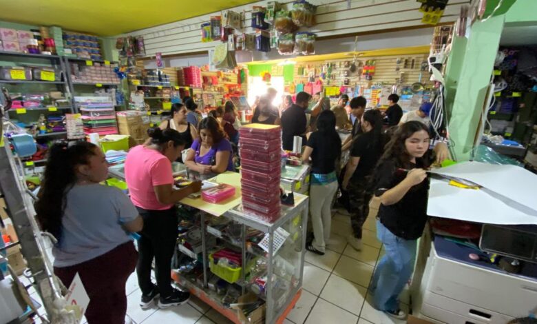 Registran afluencia constante en compra de útiles escolares