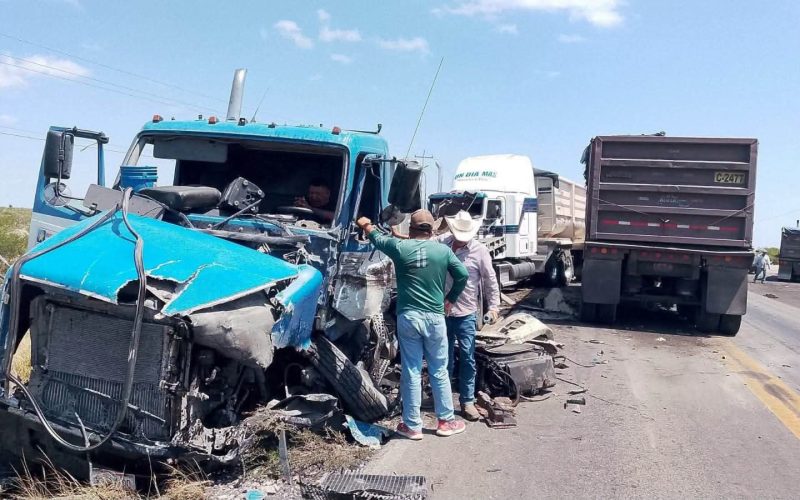 Aparatoso choque de tres camiones en la 57