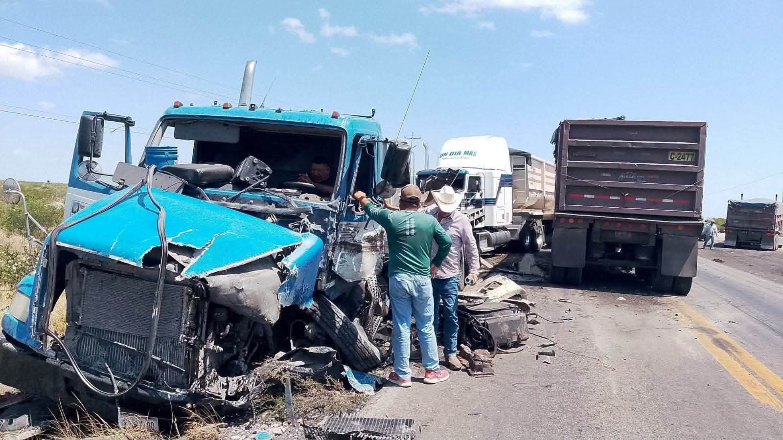 Aparatoso choque de tres camiones en la 57