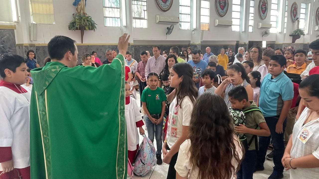 Celebran bendición de mochilas en Sabinas
