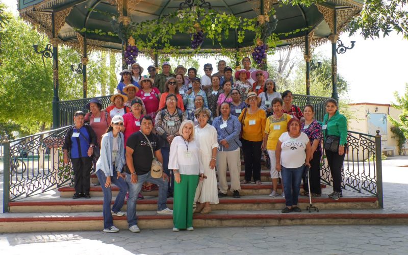LLEVA CHANO DÍAZ A ADULTOS MAYORES A VIAJE RECREATIVO EN CUATRO CIÉNEGAS