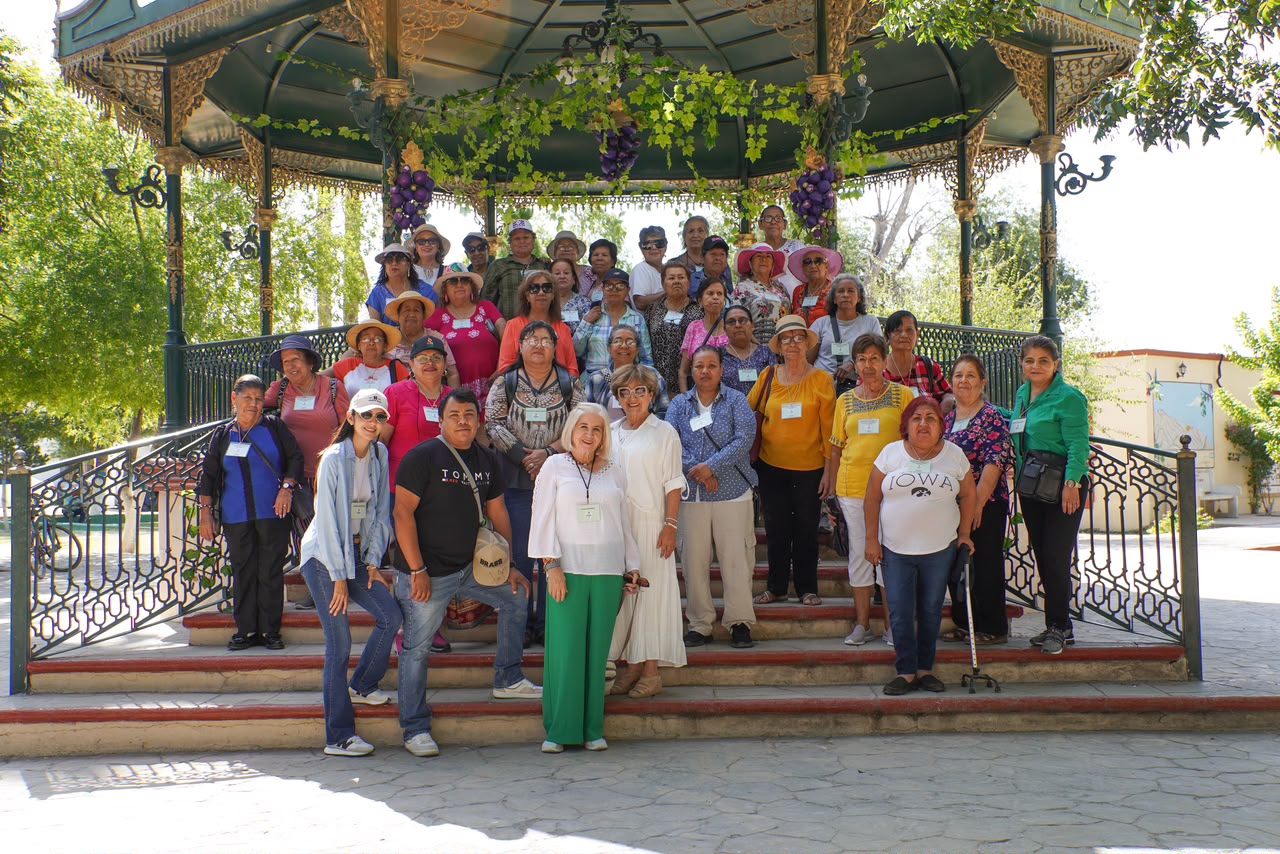 LLEVA CHANO DÍAZ A ADULTOS MAYORES A VIAJE RECREATIVO EN CUATRO CIÉNEGAS