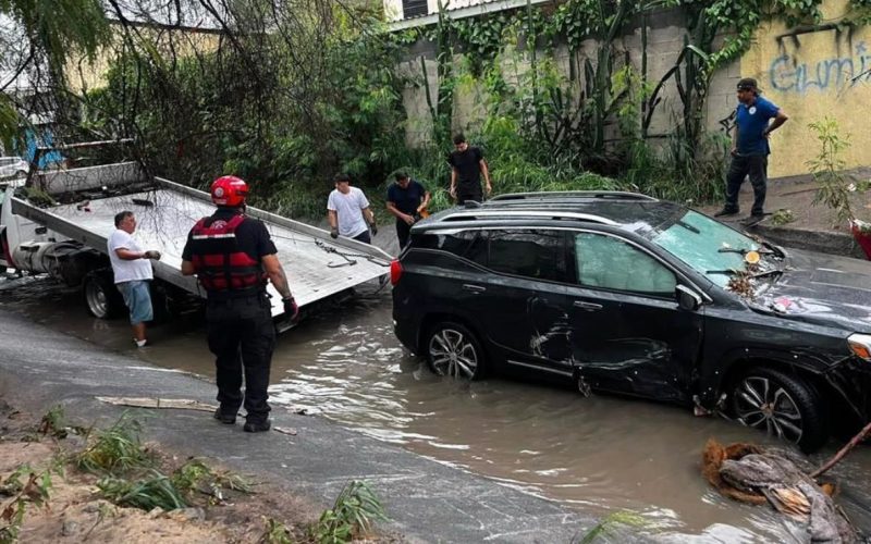 Dejan lluvias daños y caos en Nuevo León