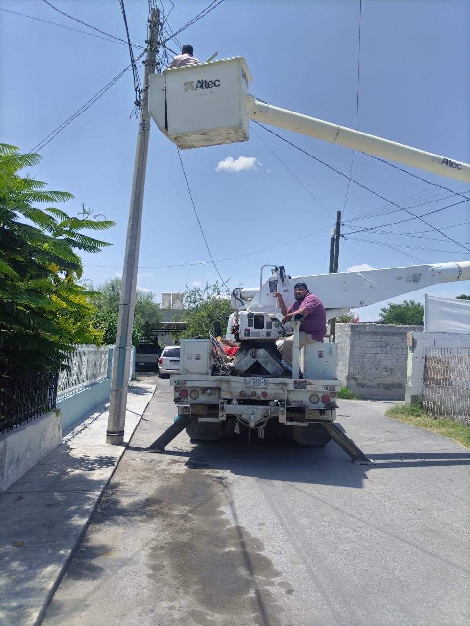 Realizan mantenimiento de luminarias en San Buena