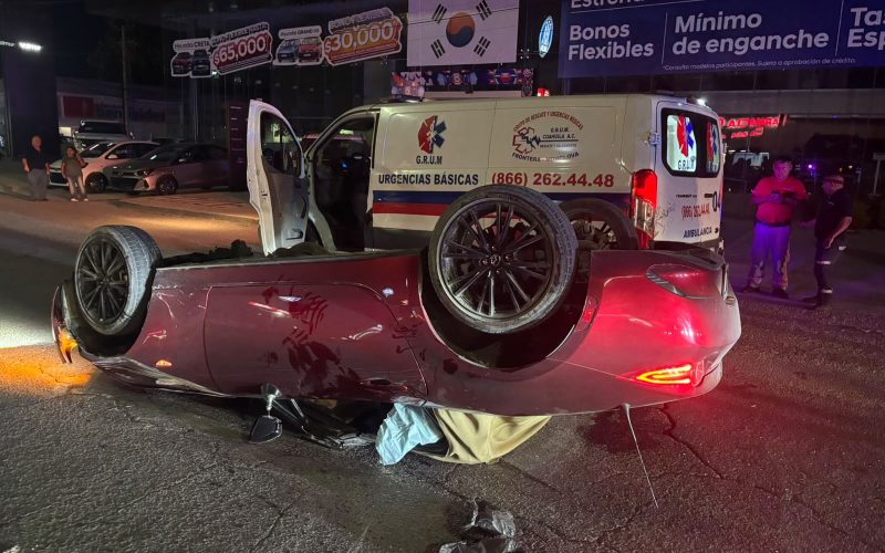 Destrozan su convertible en Bulevar Harol R Pape