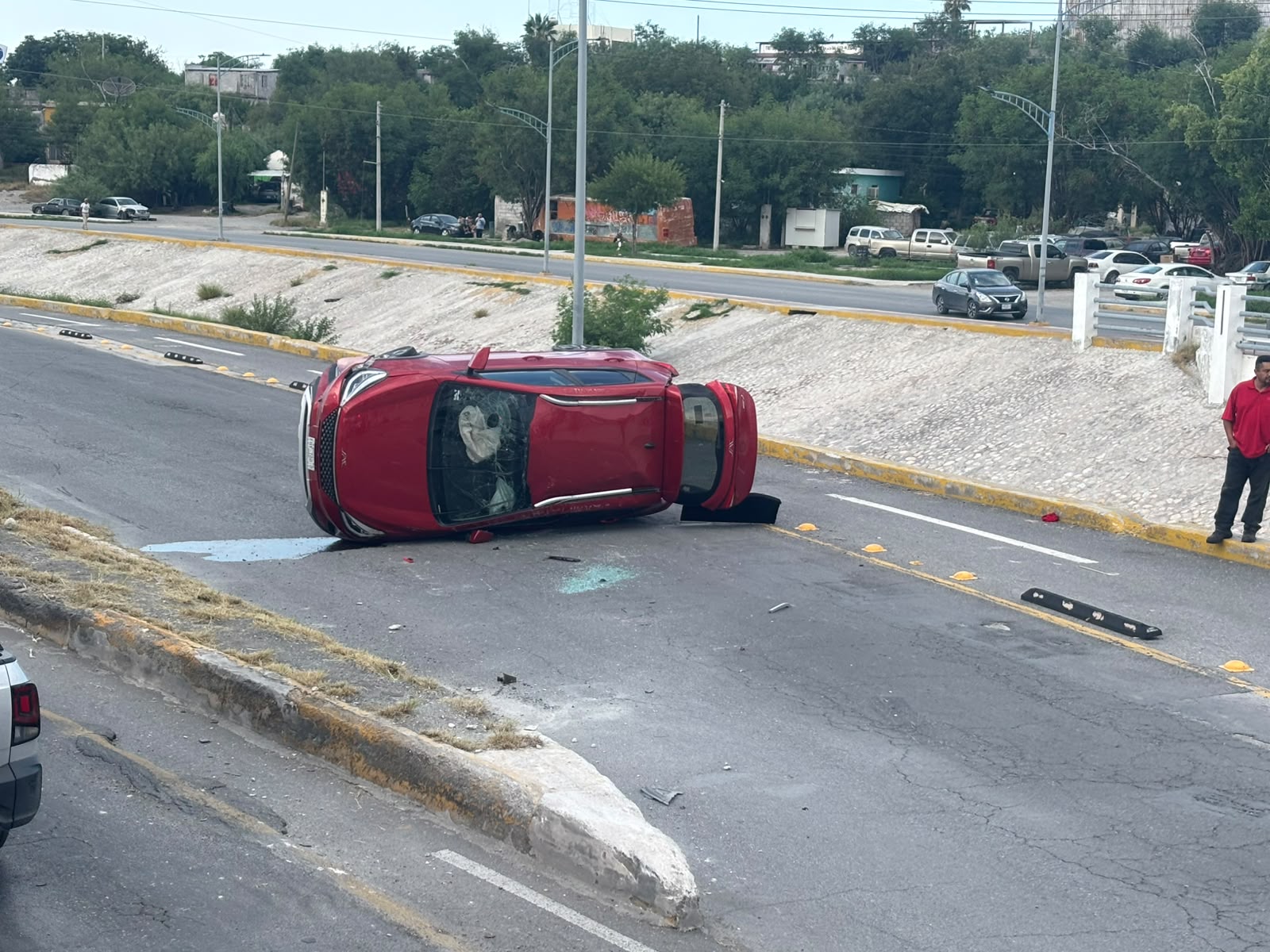 “Gallinazo” vuelca a vehículo 2026 