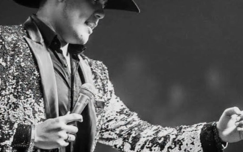 Detienen a cantante por agredir a joven en motel