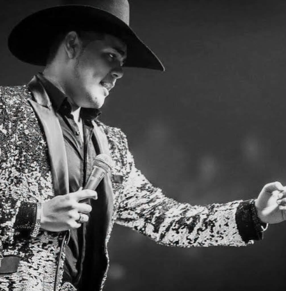 Detienen a cantante por agredir a joven en motel