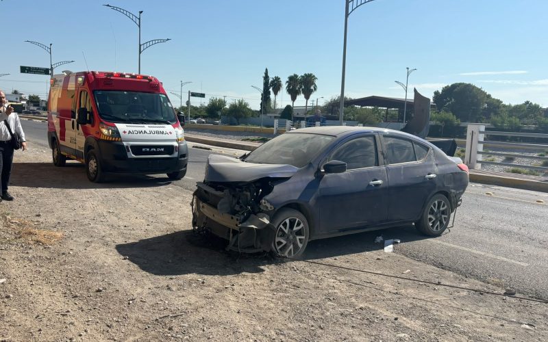 Pierden el control y chocan contra barda