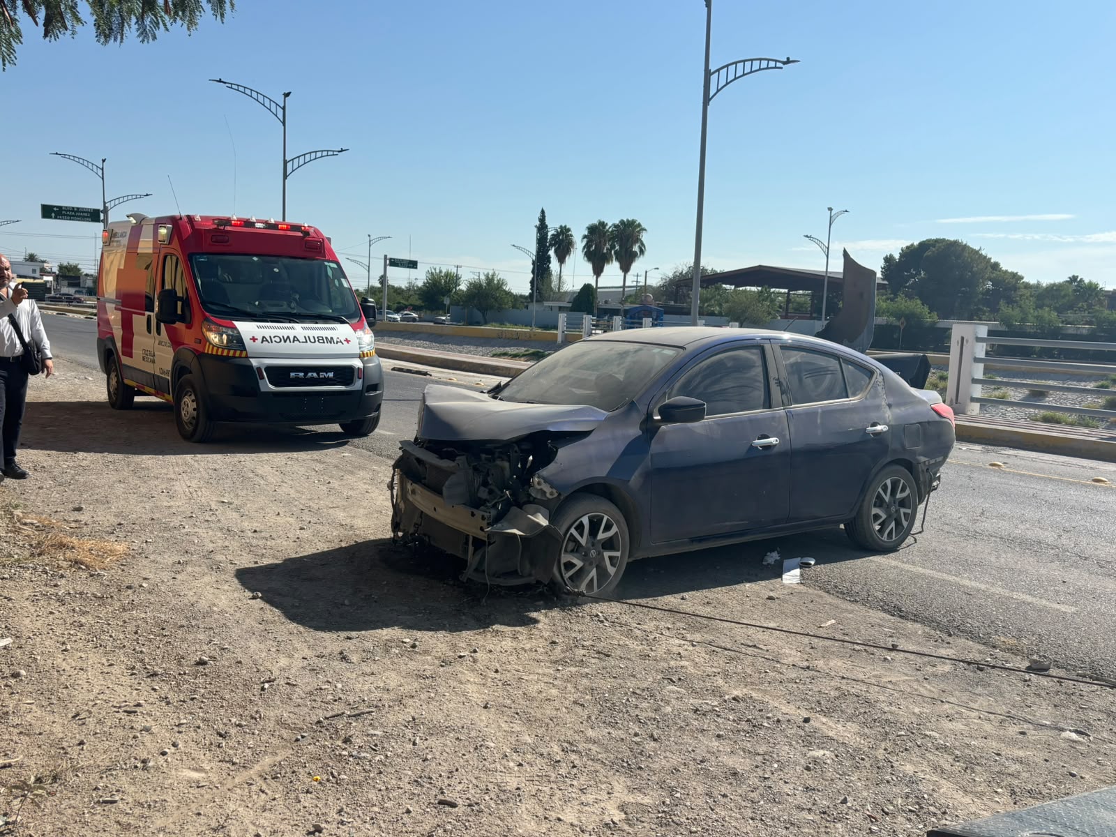 Pierden el control y chocan contra barda