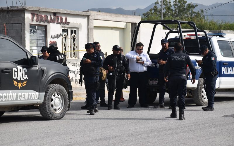 Arrastra a un perro; ya se encuentra detenido