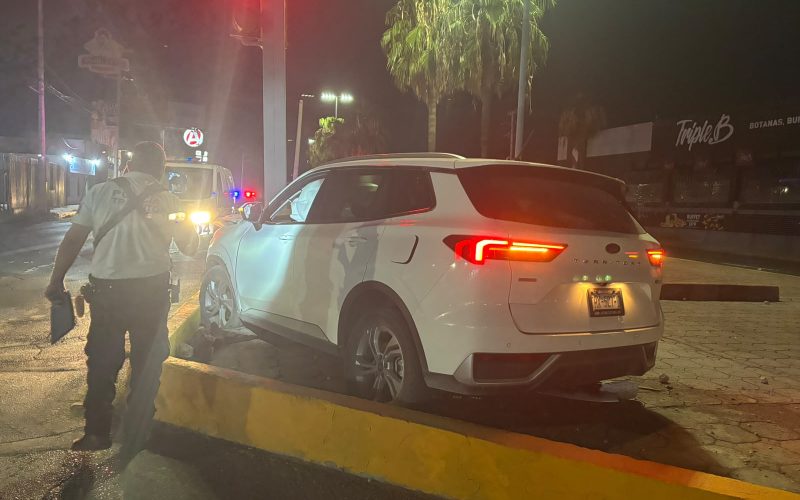 Destroza camioneta y huye de accidente