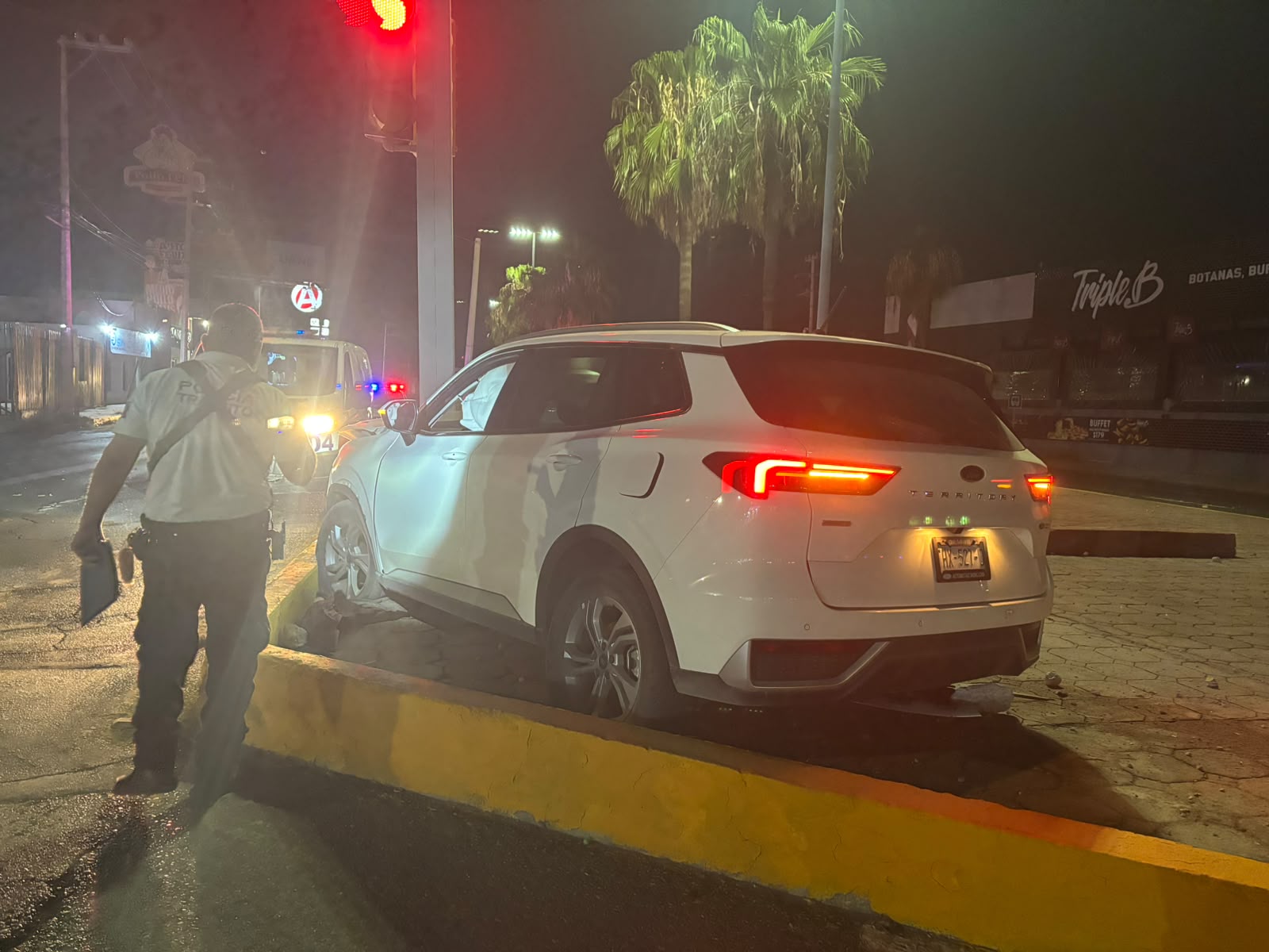 Destroza camioneta y huye de accidente