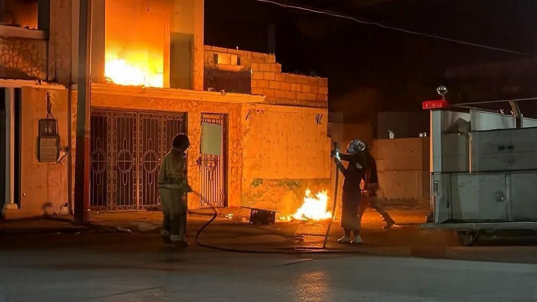 Arden 2 viviendas; Cuerpo de Bomberos salva el día