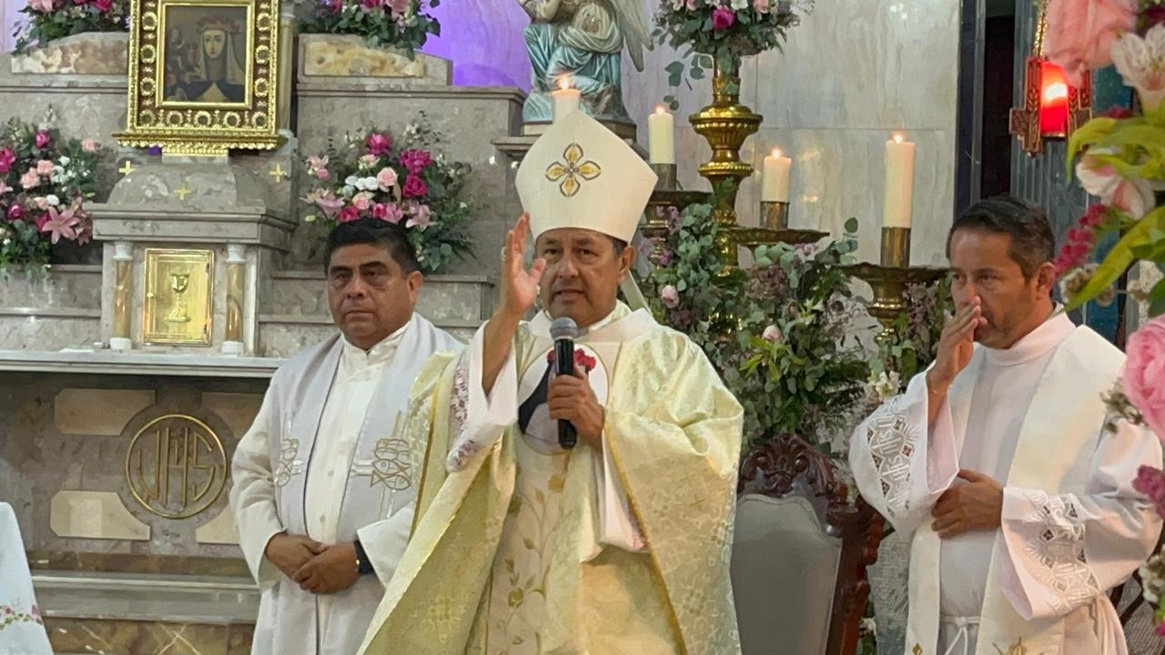 Obispo Miranda bendice las mochilas de Múzquiz