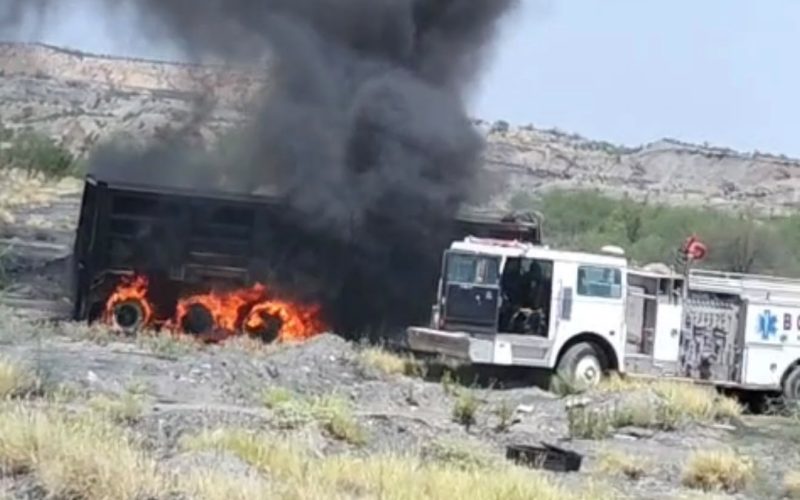 ARDE TRACTOCAMIÓN EN PATIO CARBONERO