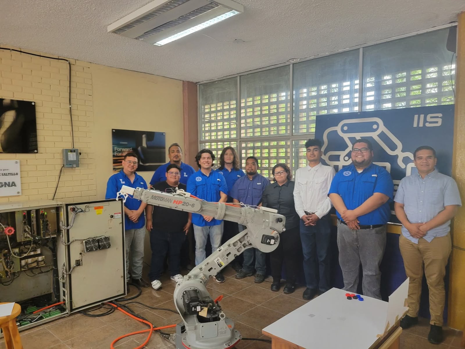 Donan moderno equipo industrial a la ESI de NR