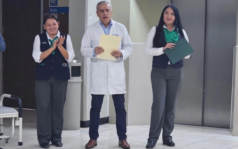 Entregan Rotarios sillas-cama al IMSS