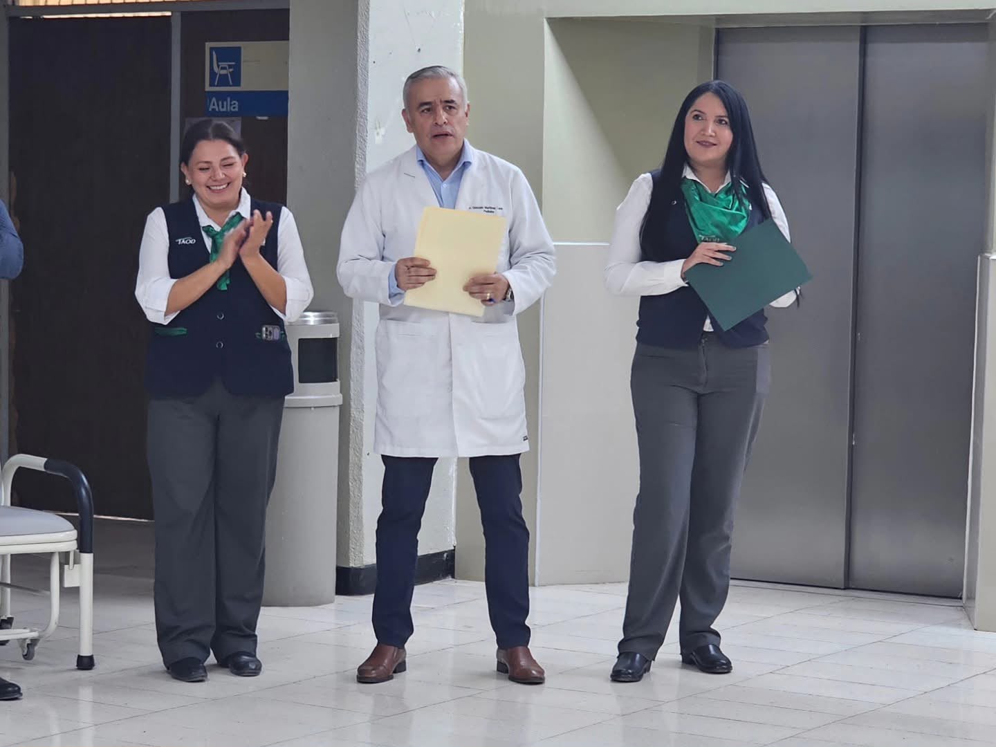 Entregan Rotarios sillas-cama al IMSS