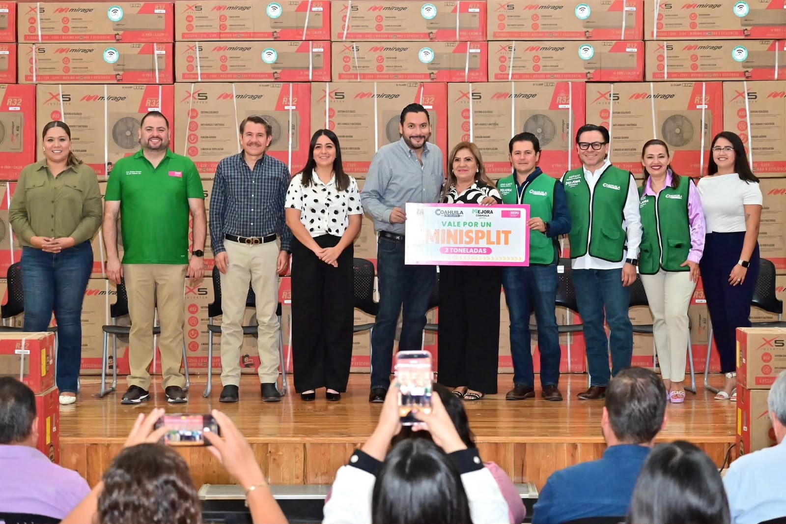 Entrega Carlos Villarreal 200 minisplits a escuelas