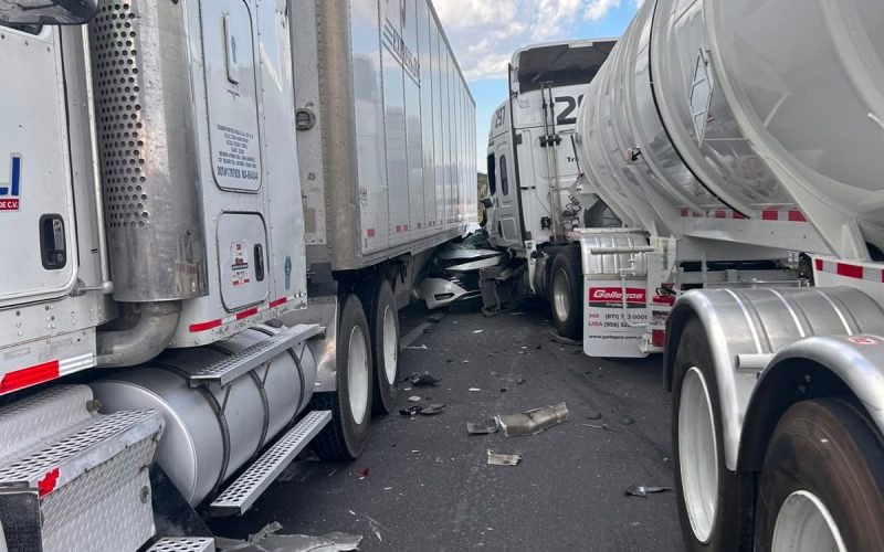 Fallece aplastado en choque entre tráileres