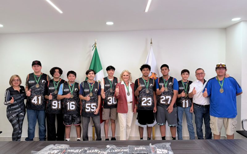 Recibe Alcaldesa Laura al equipo Golden Falcons