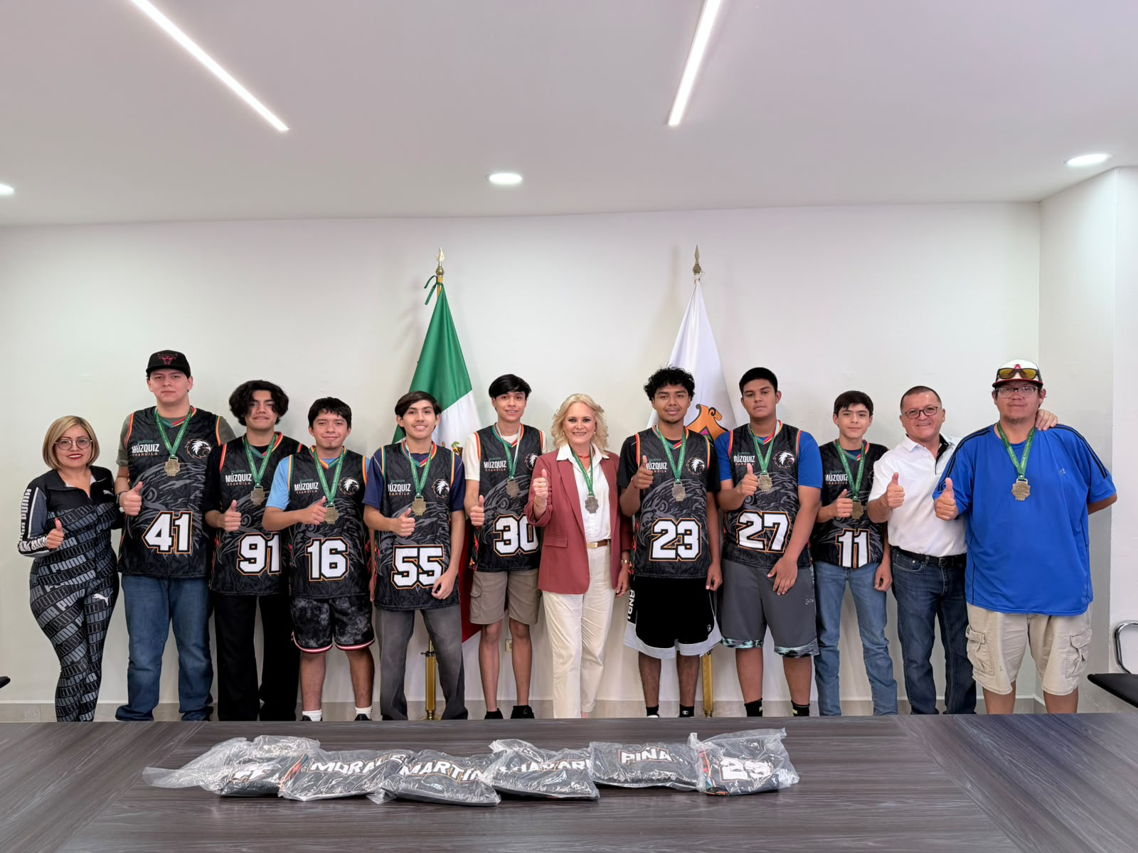 Recibe Alcaldesa Laura al equipo Golden Falcons