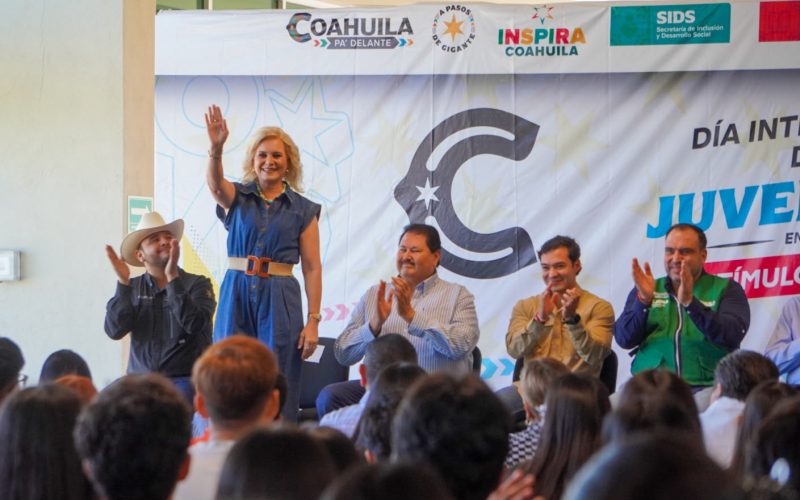 Entregan apoyos económicos a jóvenes de la Carbonífera