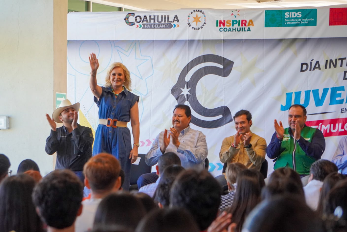 Entregan apoyos económicos a jóvenes de la Carbonífera