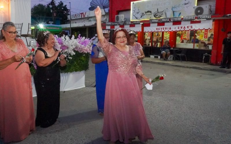 Coronan a Francisca I reina adulto mayor