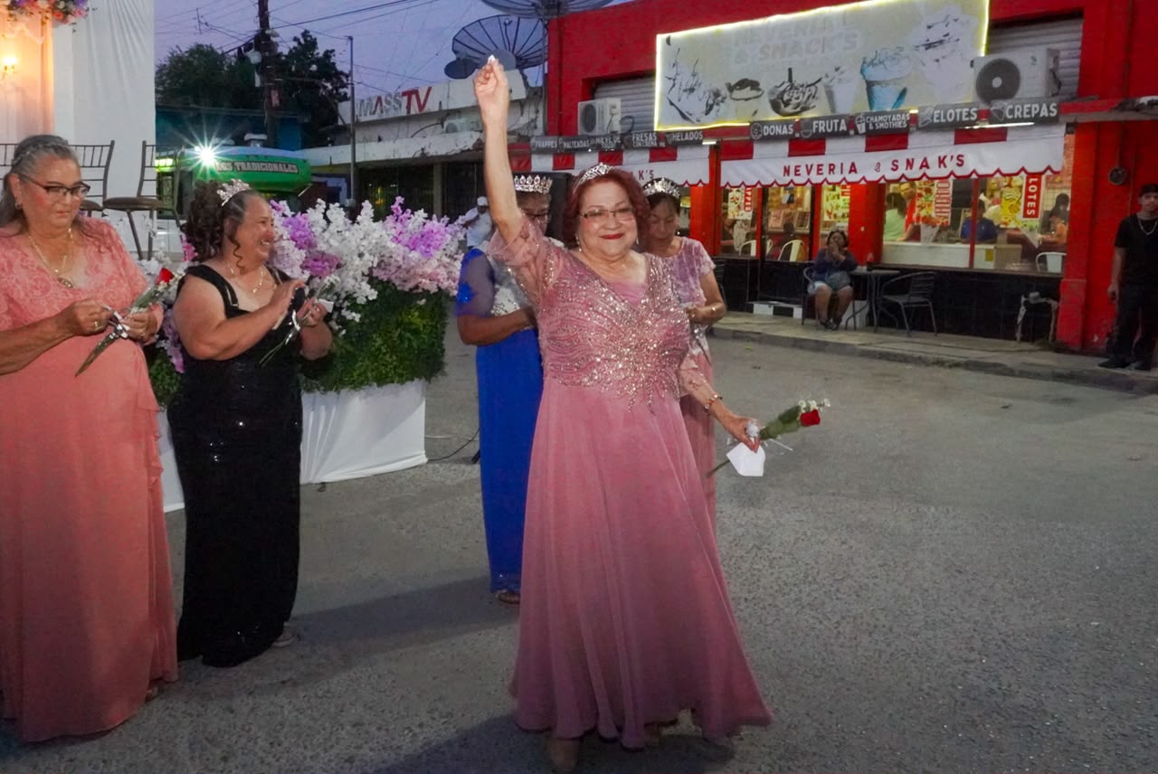 Coronan a Francisca I reina adulto mayor